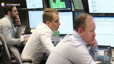 España coloca 5.068 millones en letras y abarata hasta un 30% su interés