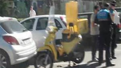 Una motorista de Correos herida muy grave al ser arrollada en Alcobendas