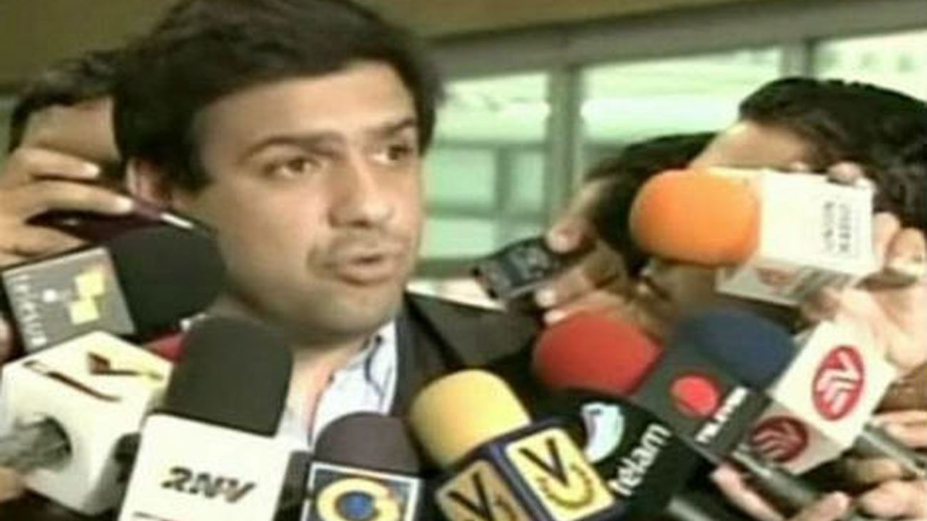 El equipo de Capriles presenta la solicitud de recuento voto a voto