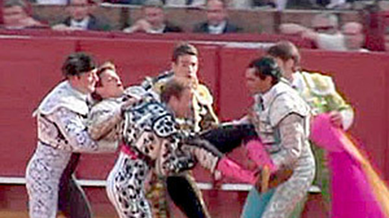 "El Juli", corneado en la Maestranza es trasladado al hospital