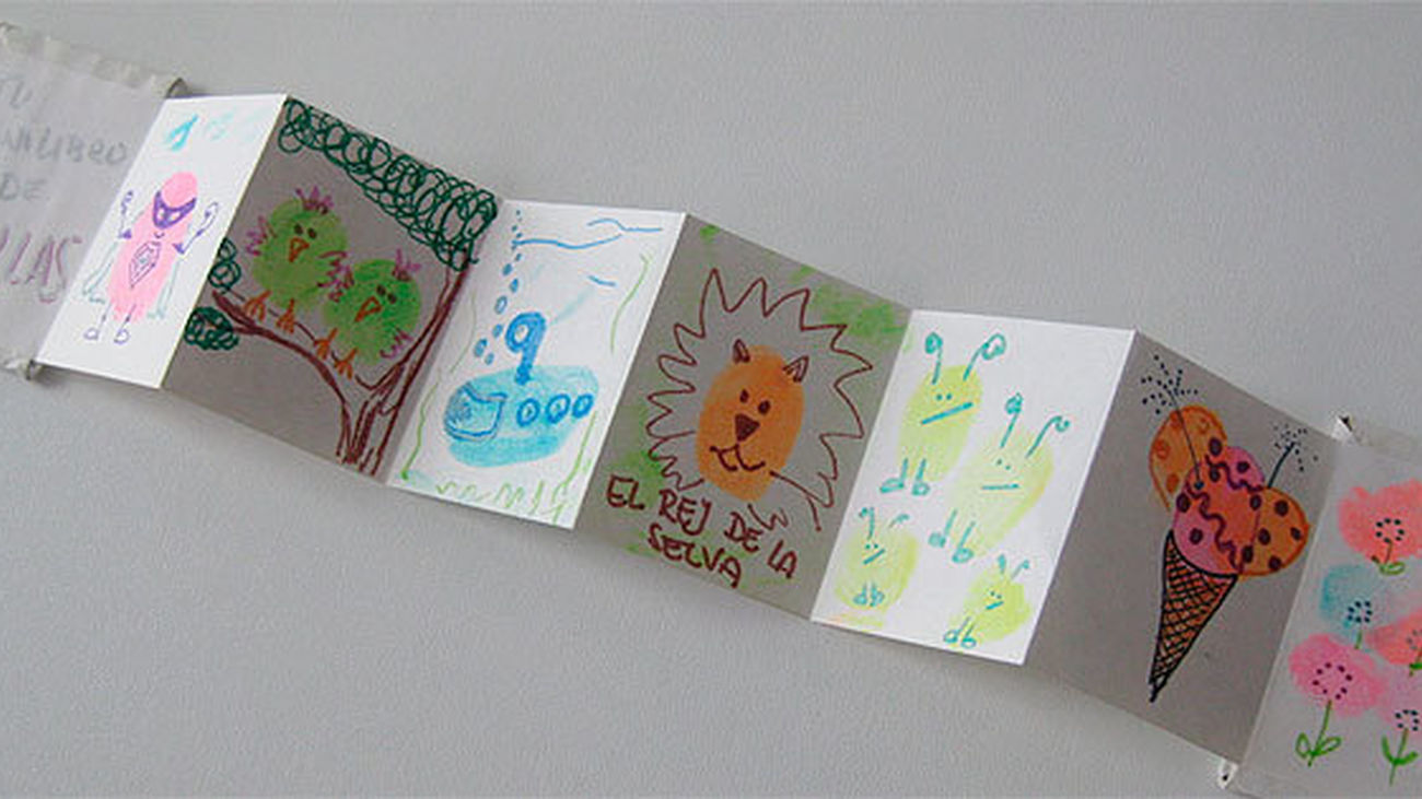 La Asociación Recicla Inventa ofrece un taller para que los niños dibujen su propio libro con huellas digitales