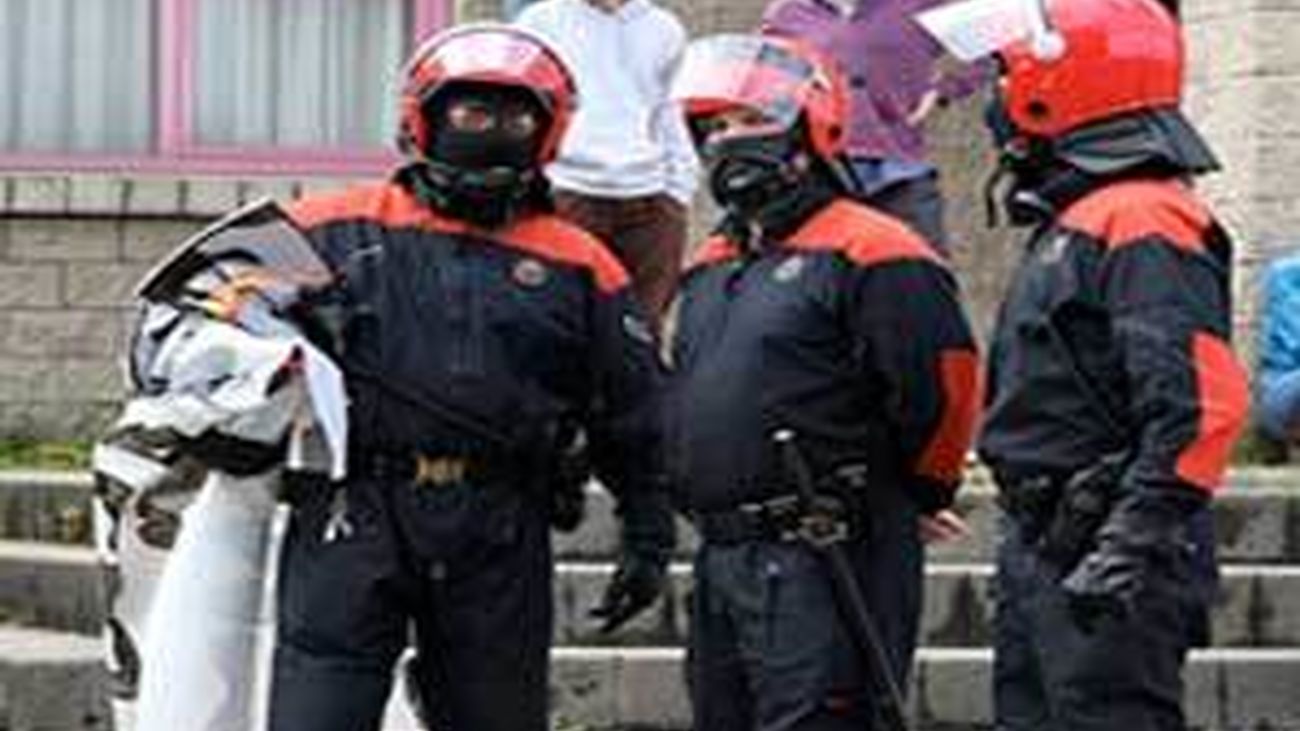 Atacan a la Ertzaintza en Vitoria tras una protesta en favor de los presos de ETA