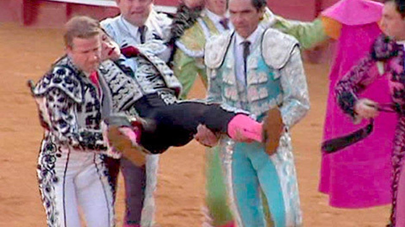 El Juli corneado en Sevilla