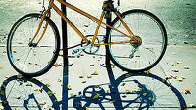Cuatro artistas improvisan en Serrano una exposición con bicis como lienzo
