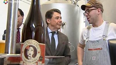 González visita una cervecera artesanal y presenta el mercado itinerante de alimentos de Madrid