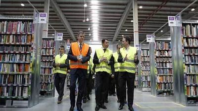Ignacio González visita el nuevo centro logístico de Amazón en San Fernando de Henares