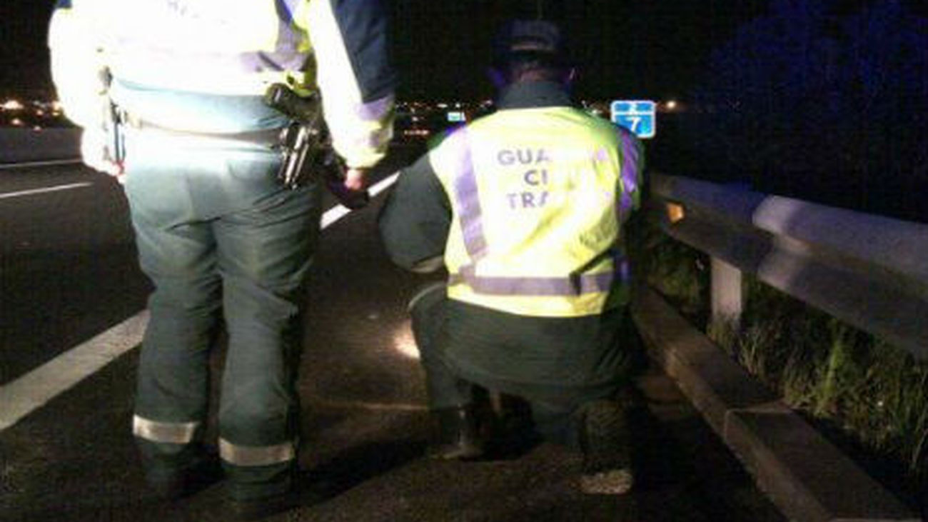 Muere un motorista al perder el control  y colisionar con el quitamiedos en la M-21