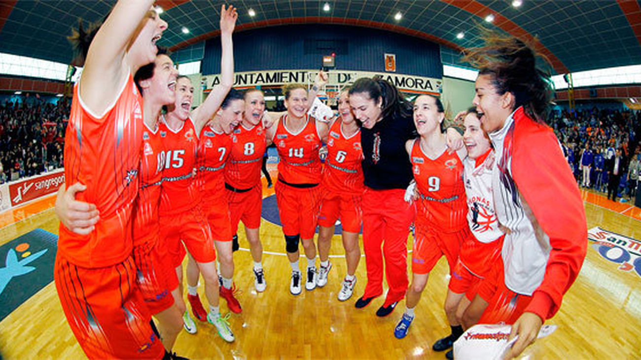 Las jugadoras del Rivas Ecópolis, tras la victoria en la Copa de la Reina 2013 ante el Perfumerías Avenida