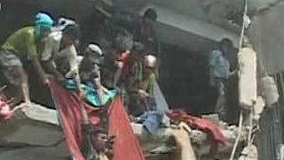 El derrumbe de un edificio de fábricas textiles causa 110 muertos en Bangladesh