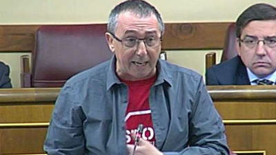 El diputado Baldoví "se desnuda" en el Congreso en contra de los desahucios