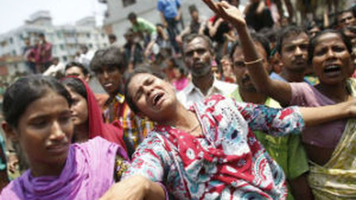 El derrumbe del complejo textil en Bangladesh ha causado más de 400 muertos