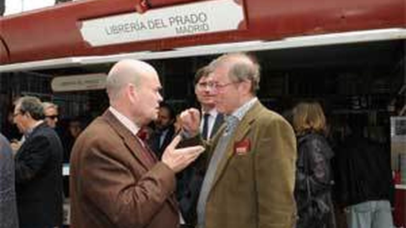 Villalonga inaugura la Feria del libro antiguo y de ocasión en Recoletos