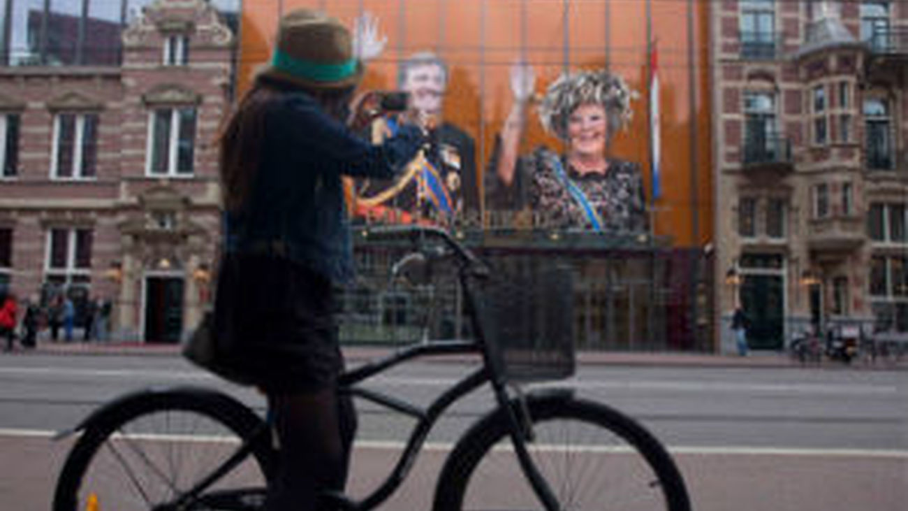 Amsterdam se viste de naranja para festejar la coronación de Guillermo y Máxima