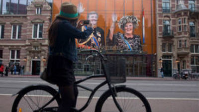 Amsterdam se viste de naranja para festejar la coronación de Guillermo y Máxima