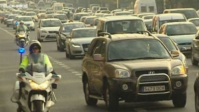 Retenciones en las salidas de Madrid en el primer día del puente de Todos los Santos