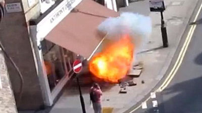 Se libra por muy poco de una explosión de gas en plena calle de Londres