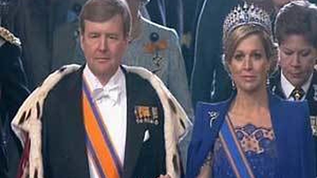 Guillermo-Alejandro jura su cargo y es investido rey de Holanda
