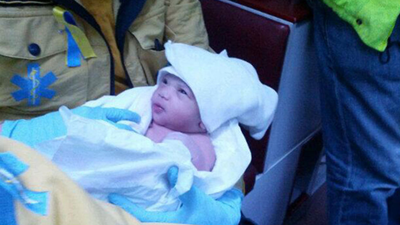 Nace una niña en perfecto estado a los pies de la Cibeles