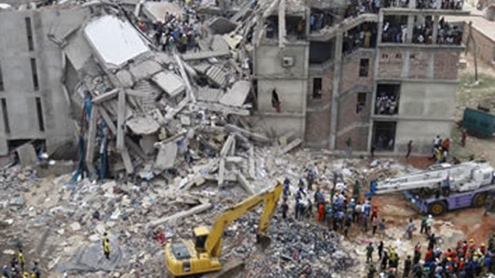 Suben a 501 los muertos por el derrumbe en Bangladesh y cierran otra fábrica