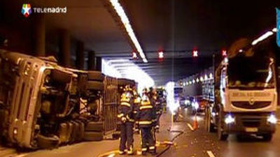 Vuelca en la M-40 un camión de congelados y su conductor resulta herido leve