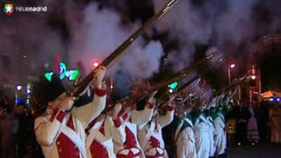 Unos 300 mostoleños, vestidos de época, participan en Desfile de Farolillos