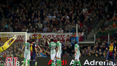 4-2. Messi rescata a un Barça casi campeón