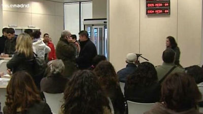 El paro baja en 46.050 personas y vuelve a situarse por debajo de los cinco millones