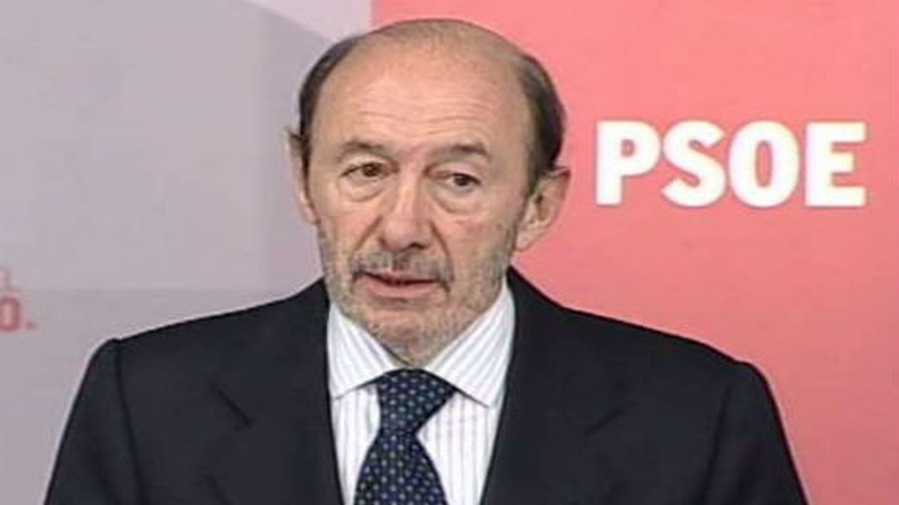 Rubalcaba pide "humildad" a Rajoy y Olli Rhen antes de desdeñar su propuesta