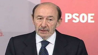 Rubalcaba pide "humildad" a Rajoy y Olli Rhen antes de desdeñar su propuesta