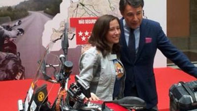 González recibe a Alicia Sornosa, la primera española en dar la vuelta al mundo en moto