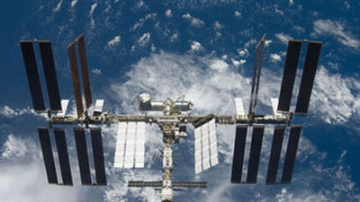 Dos astronautas saldrán de la estación espacial a reparar un equipo