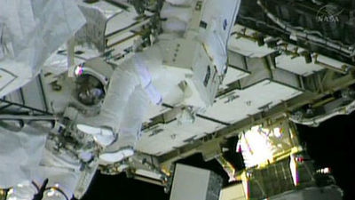 Dos astronautas salen al espacio para reparar la fuga de amoniaco