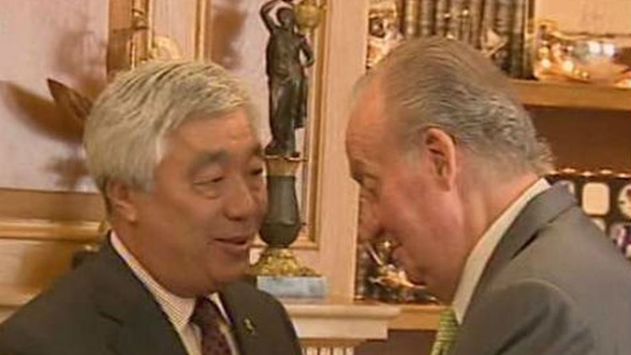 El Rey y el ministro kazajo de Exteriores examinan la cooperación económica