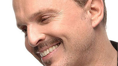 Miguel Bosé congrega a cerca de 100.000 mexicanos en un concierto gratuito