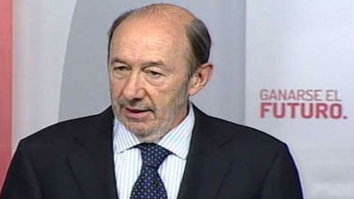 Rubalcaba envía a Rajoy su propuesta de pacto con nueve puntos de discusión