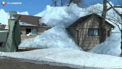 Un gran tsunami de hielo destruye lo que pilla a su paso en Canadá