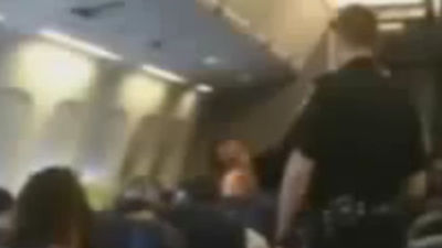 Un avión aterriza de emergencia porque una pasajera no dejaba de cantar a Whitney Houston