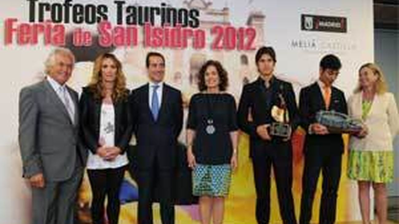 La alcaldesa entrega los Premios Taurinos de San Isidro 2012
