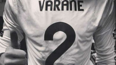Casillas manda ánimos a Varane posando con su camiseta