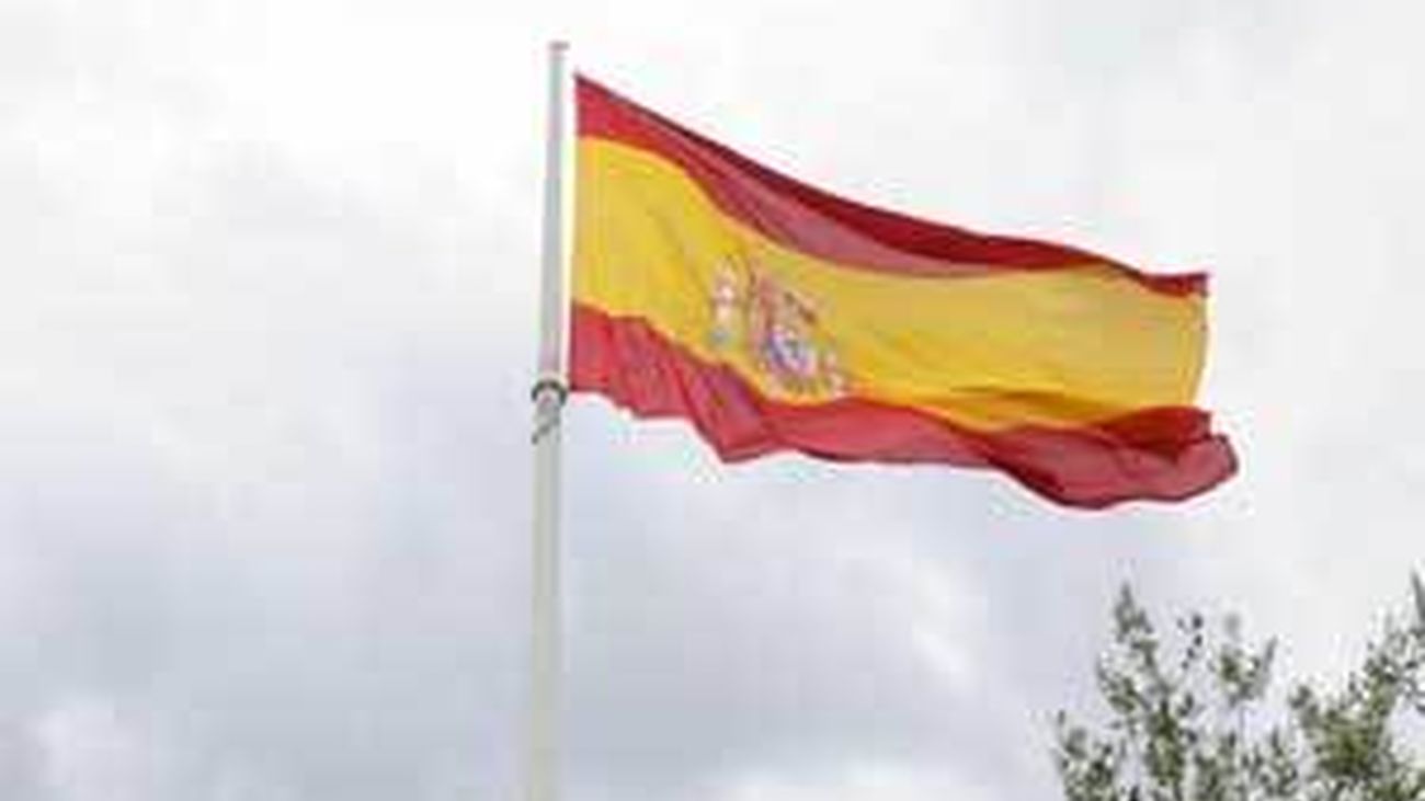 Botella preside el izado de la bandera nacional en Colón