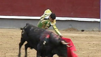 Perera, con un firme valor, corta la primera oreja de la feria