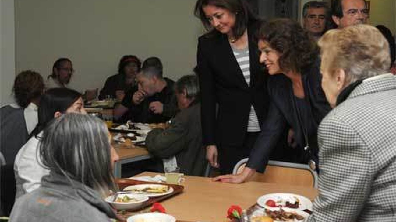 Botella sirve menús solidarios en el albergue San Isidro