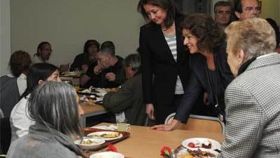 Botella sirve menús solidarios en el albergue San Isidro