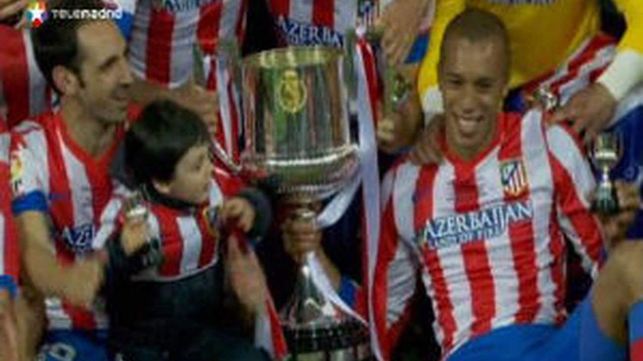 El Atlético celebra por las calles de Madrid y en Neptuno la consecución de la Copa