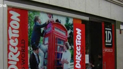 Cientos de fans hacen cola en la tienda de One Direction en Madrid