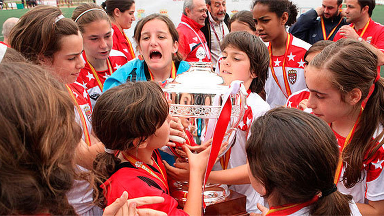 La selección madrileña femenina de fútbol alevín, campeona de España