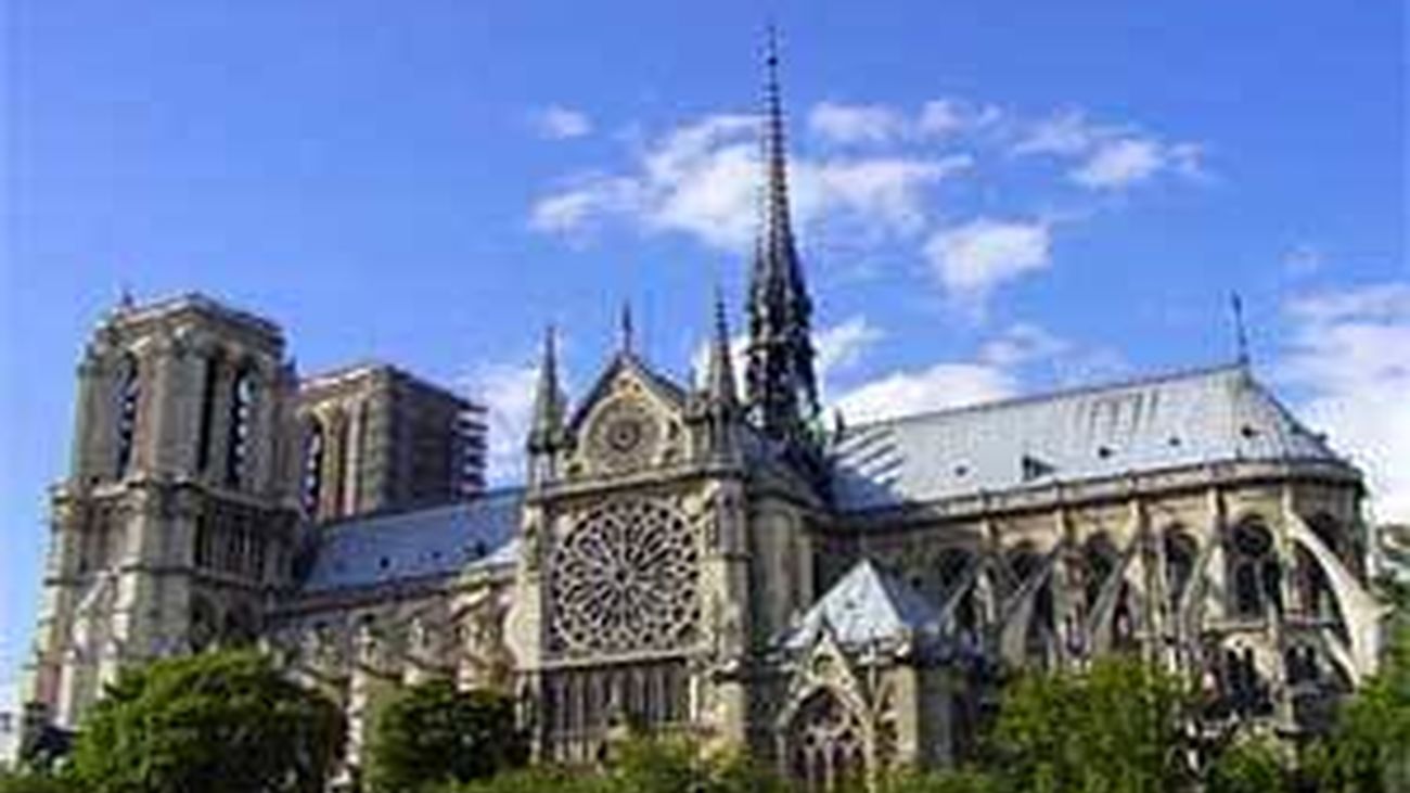 Un hombre se suicida con una pistola en la catedral de Notre-Dame de París