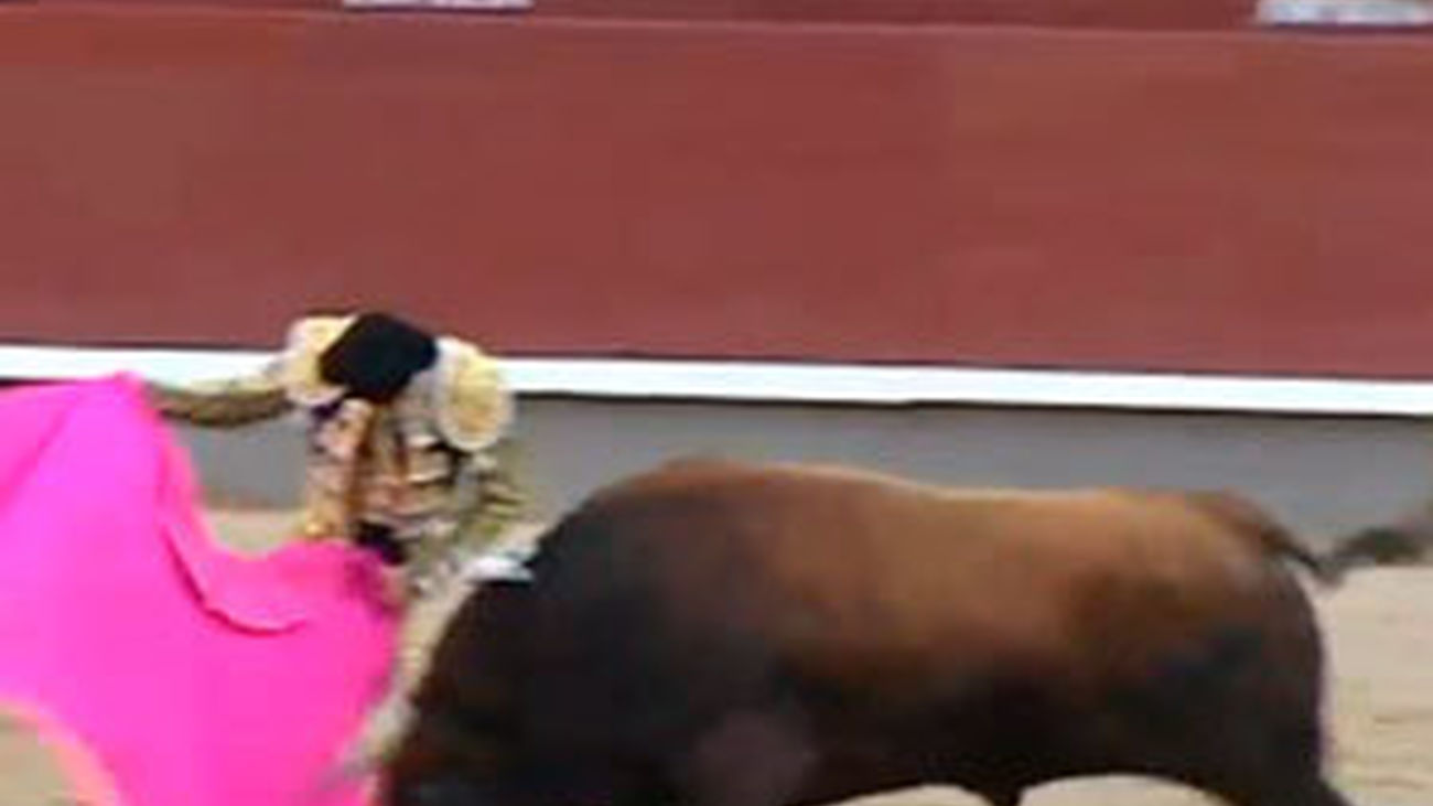 David Mora le gana la batalla a una corrida muy 'mentirosa' en Las Ventas