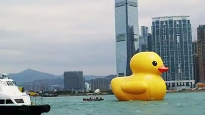 El pato gigante vuelve a las aguas de Hong Kong tras el misterioso "pinchazo"