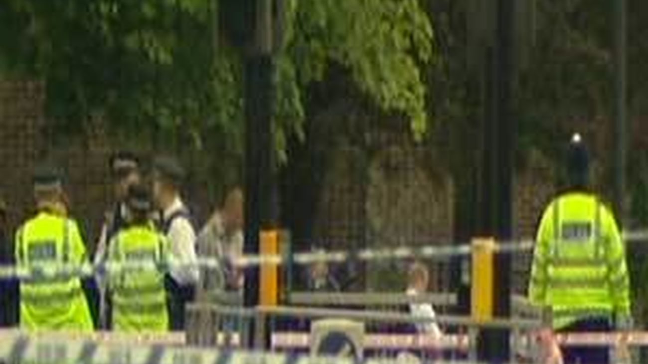 Dos hombres acuchillan a un soldado al sur de Londres al grito de